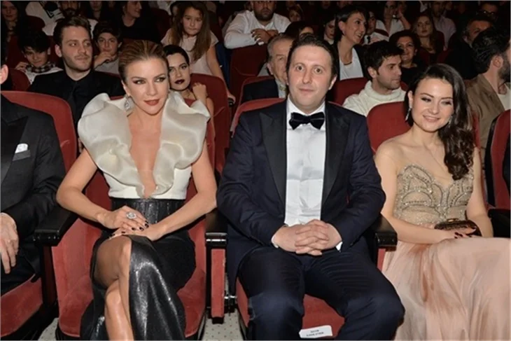 Salona çiftetelliyle girdiler!