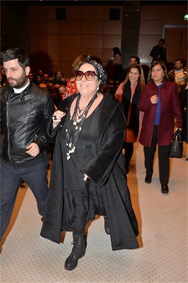 Salona çiftetelliyle girdiler!