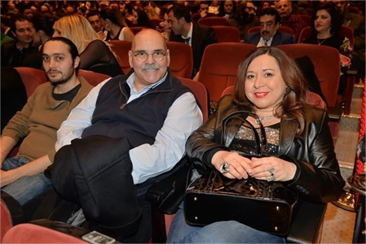 Salona çiftetelliyle girdiler!