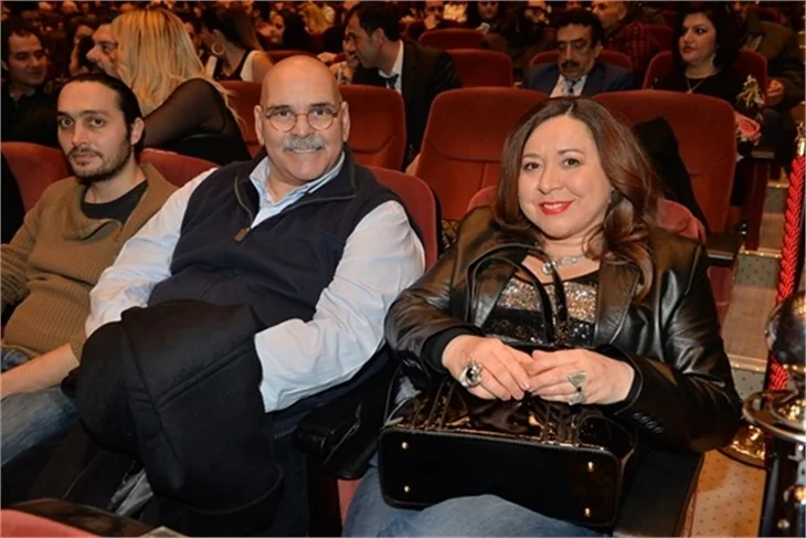 Salona çiftetelliyle girdiler!