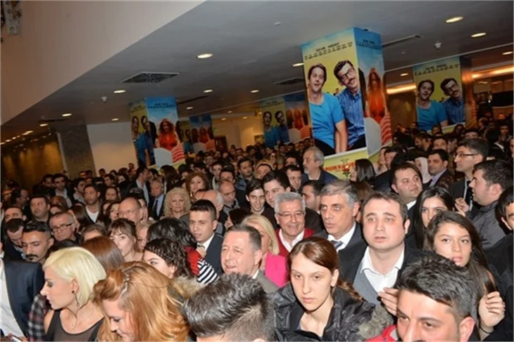 Salona çiftetelliyle girdiler!
