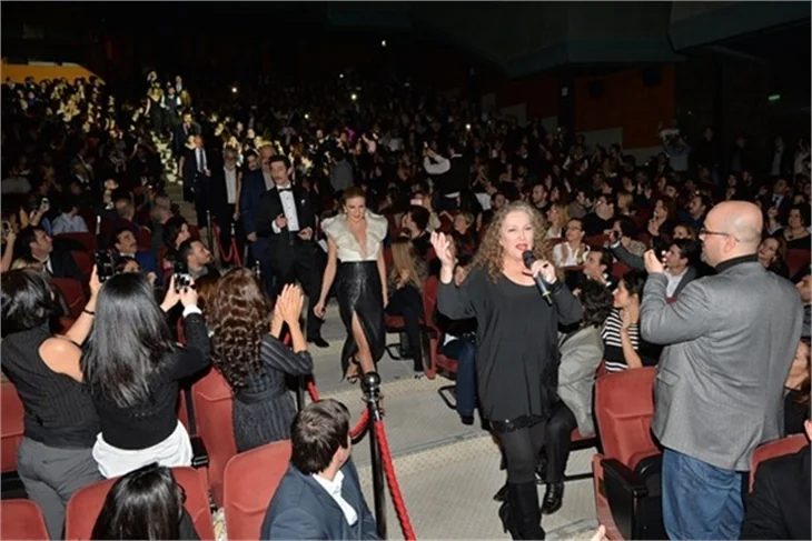 Salona çiftetelliyle girdiler!
