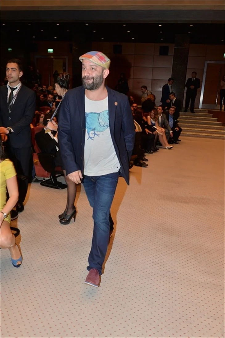 Salona çiftetelliyle girdiler!