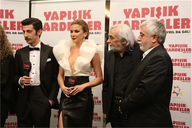 Salona çiftetelliyle girdiler!
