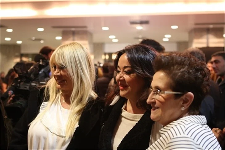 Salona çiftetelliyle girdiler!