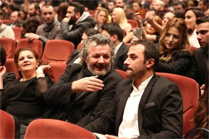 Salona çiftetelliyle girdiler!