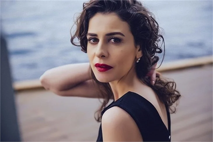 Paramparça'nın güzel oyuncusu Ebru Özkan!