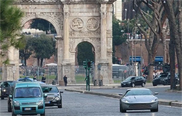 Roma'da James Bond isyanı!