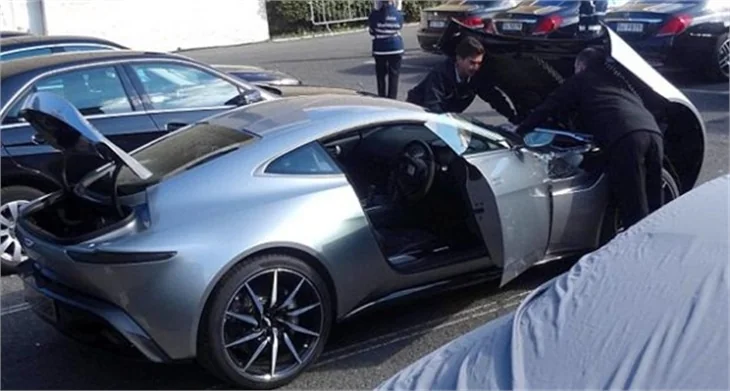 Roma'da James Bond isyanı!