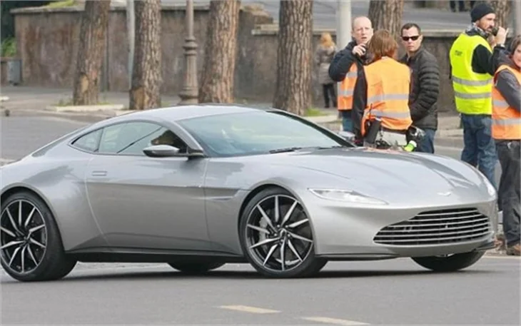 Roma'da James Bond isyanı!