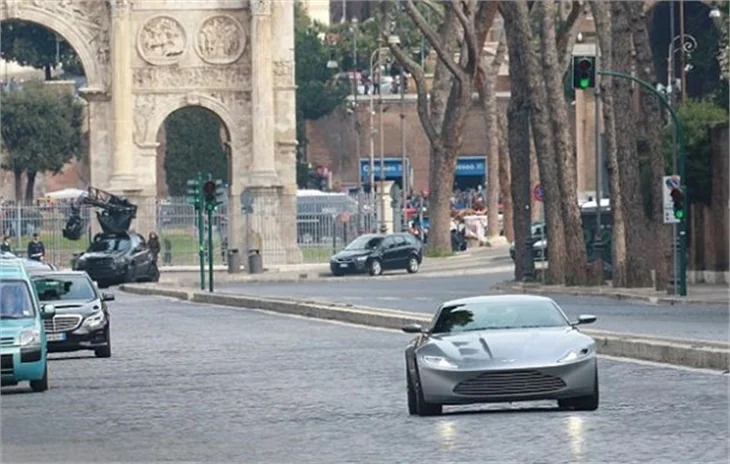Roma'da James Bond isyanı!