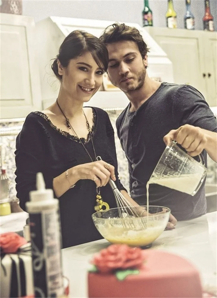 Hazal Kaya ve Aras Bulut İynemli, İzzet Çapa'ya konuştu!