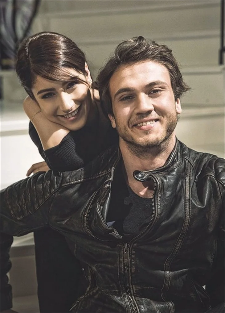 Hazal Kaya ve Aras Bulut İynemli, İzzet Çapa'ya konuştu!