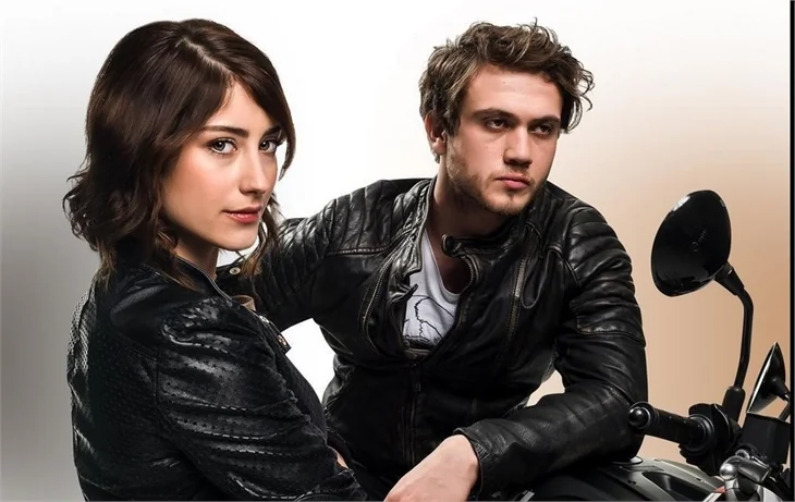 Hazal Kaya ve Aras Bulut İynemli, İzzet Çapa'ya konuştu!