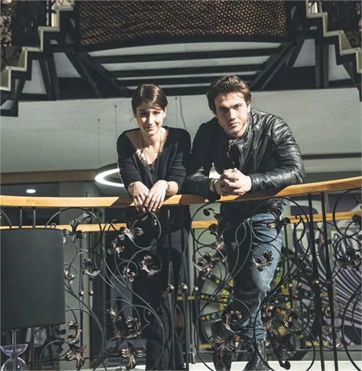 Hazal Kaya ve Aras Bulut İynemli, İzzet Çapa'ya konuştu!