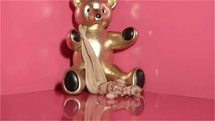 Miley Cyrus yine soyundu