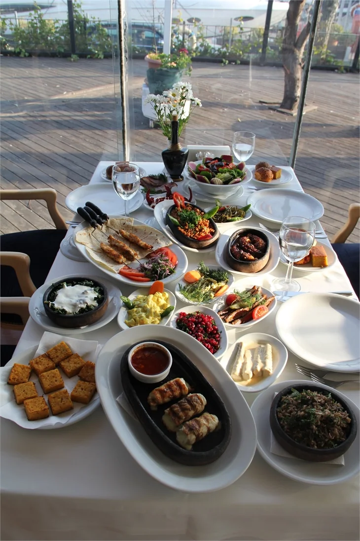 Marina'nın en popüler restoranlarından; "Papalina"
