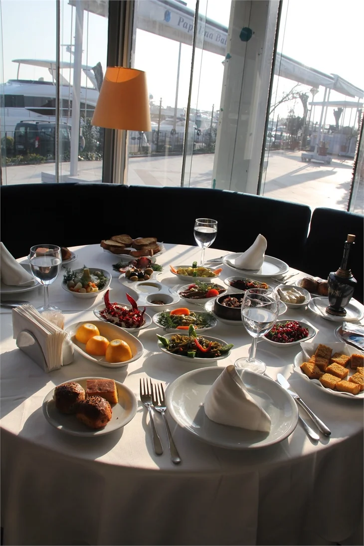 Marina'nın en popüler restoranlarından; "Papalina"