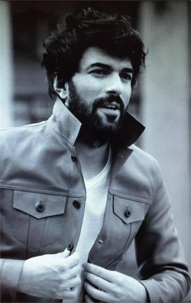 Engin Akyürek'ten olay yaratacak pozlar!
