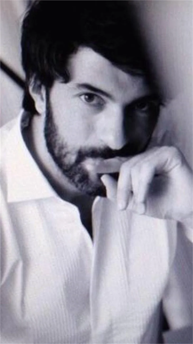 Engin Akyürek'ten olay yaratacak pozlar!