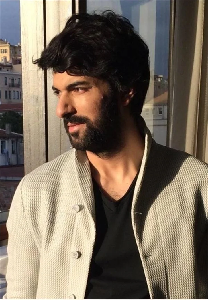Engin Akyürek'ten olay yaratacak pozlar!