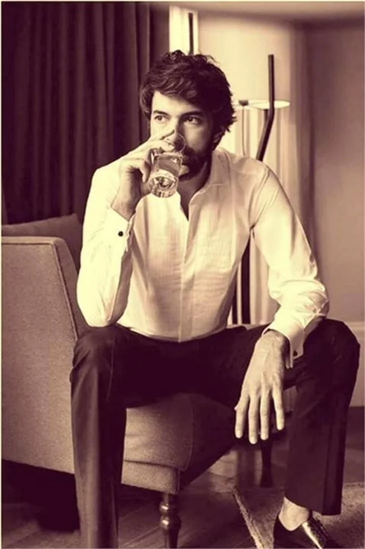 Engin Akyürek'ten olay yaratacak pozlar!