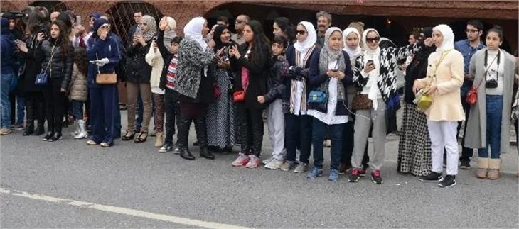 Tuba Büyüküstün'ün Arap hayranları seti bastı!