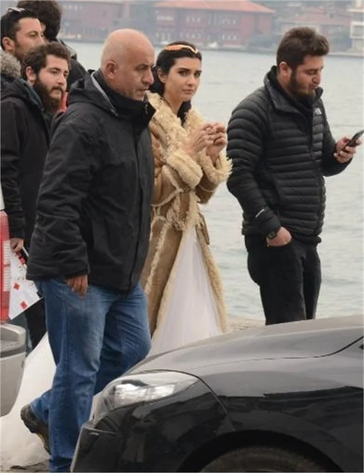 Tuba Büyüküstün'ün Arap hayranları seti bastı!