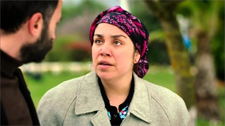 "Yeşim Ceren Bozoğlu rol arkadaşının yüzüne tükürdü"