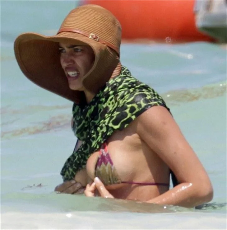 Irina Shayk denize böyle girdi!