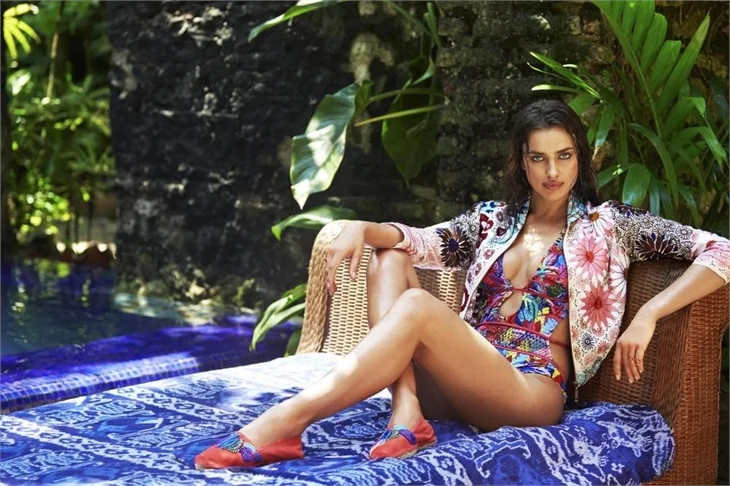 Irina Shayk denize böyle girdi!