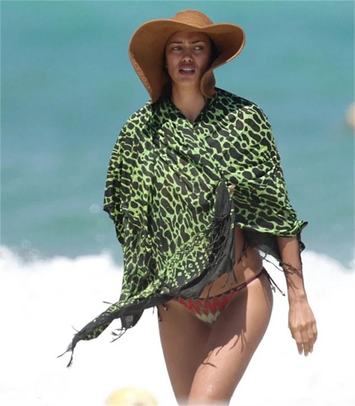 Irina Shayk denize böyle girdi!