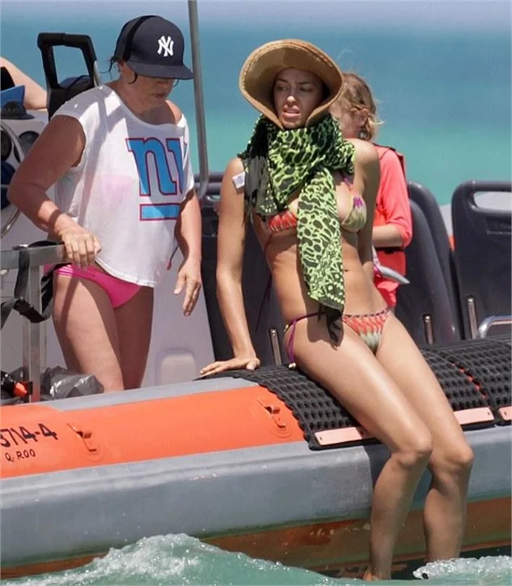 Irina Shayk denize böyle girdi!