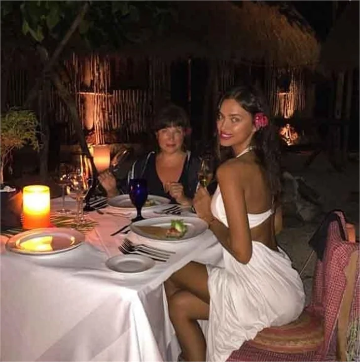 Irina Shayk denize böyle girdi!