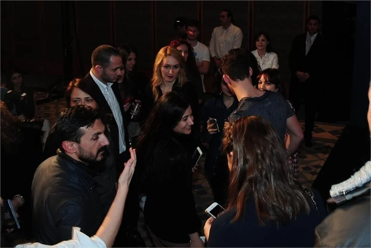 Serenay Sarıkaya Ajda Pekkan ile düet yapmak istiyor mu?