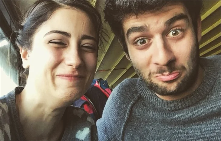 Hazal Kaya ve Cankat Aydos'un ilginç pozu!