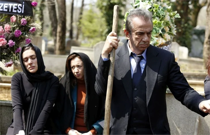 Feride annesini uğurluyor!