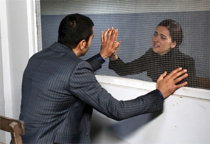 Feride annesini uğurluyor!