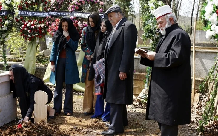 Feride annesini uğurluyor!