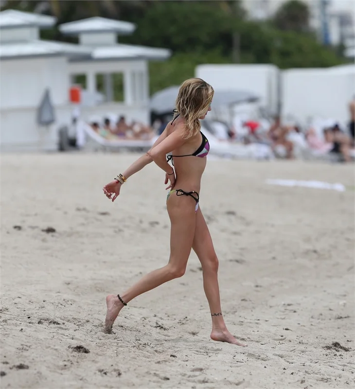Katie Cassidy, Miami plajında!