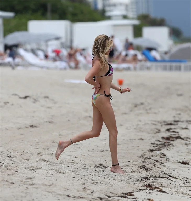 Katie Cassidy, Miami plajında!