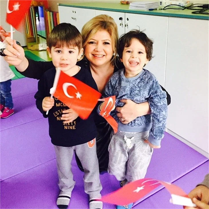 Ünlülerden 23 Nisan mesajları!