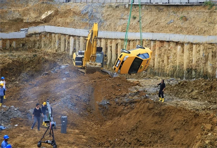 Paramparça'da 350 bin liralık sahne!