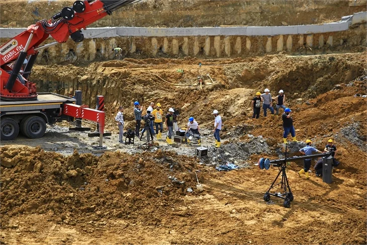 Paramparça'da 350 bin liralık sahne!