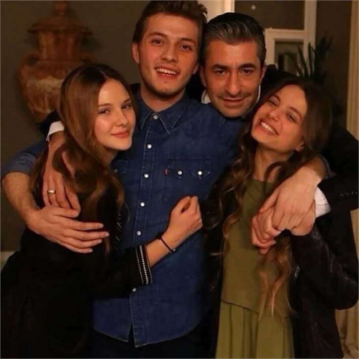Paramparça'nın Ozan'ı Burak Tozkoparan gerçek annesiyle!