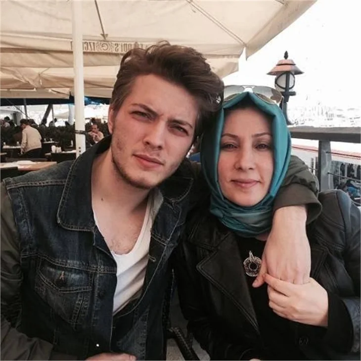 Paramparça'nın Ozan'ı Burak Tozkoparan gerçek annesiyle!