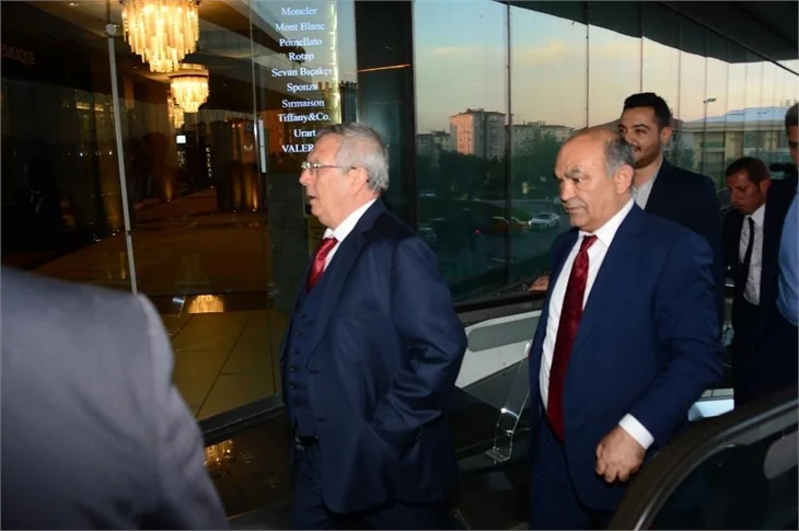Selçuk Şahin'in düğününde şıklık yarışı!