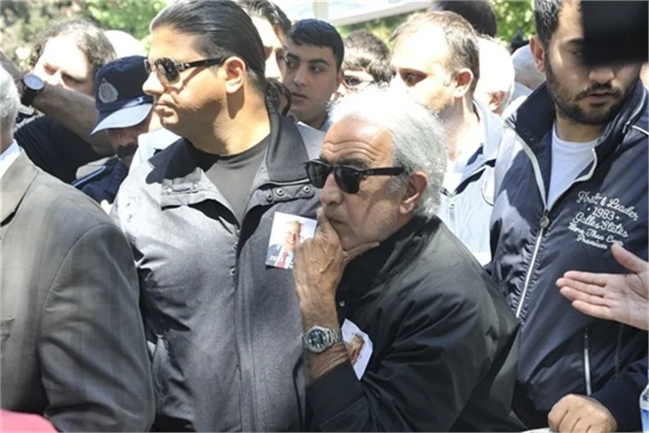Zeki Alasya gözyaşları içinde uğurlandı!