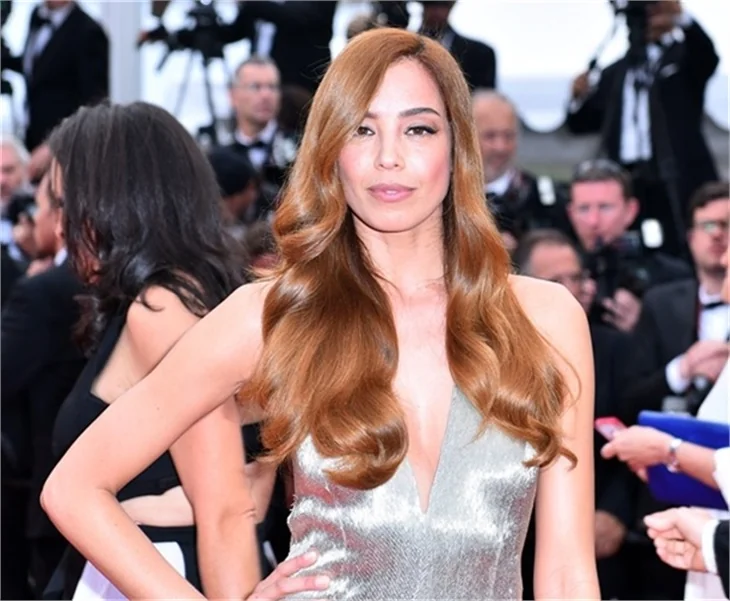 Azra Akın'dan Cannes dekoltesi!