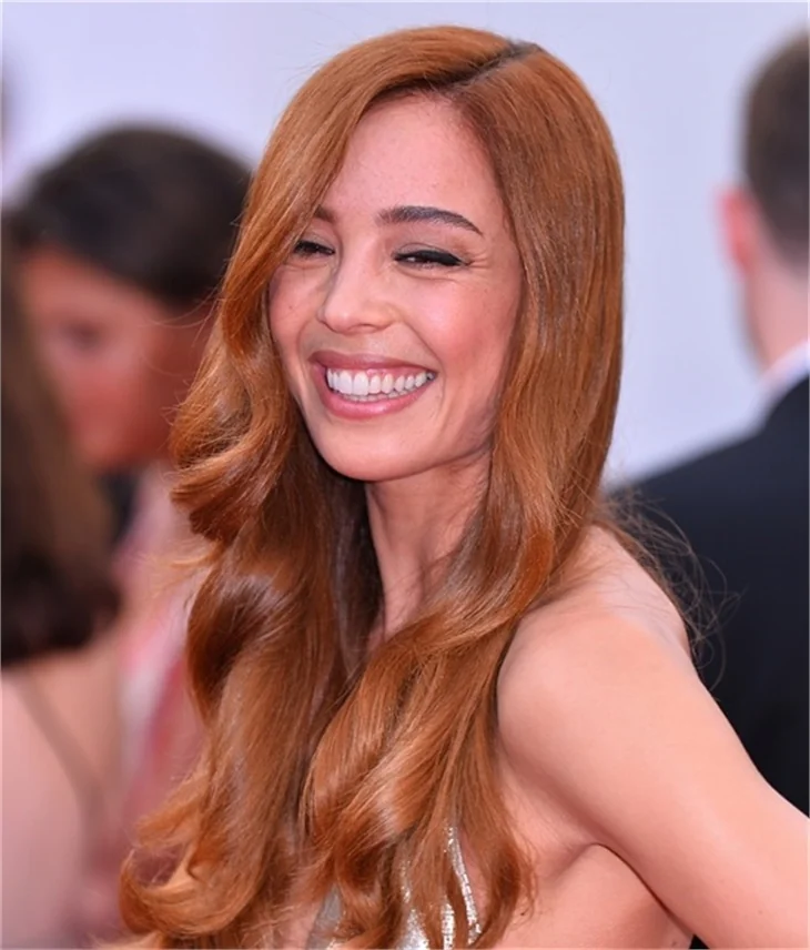 Azra Akın'dan Cannes dekoltesi!
